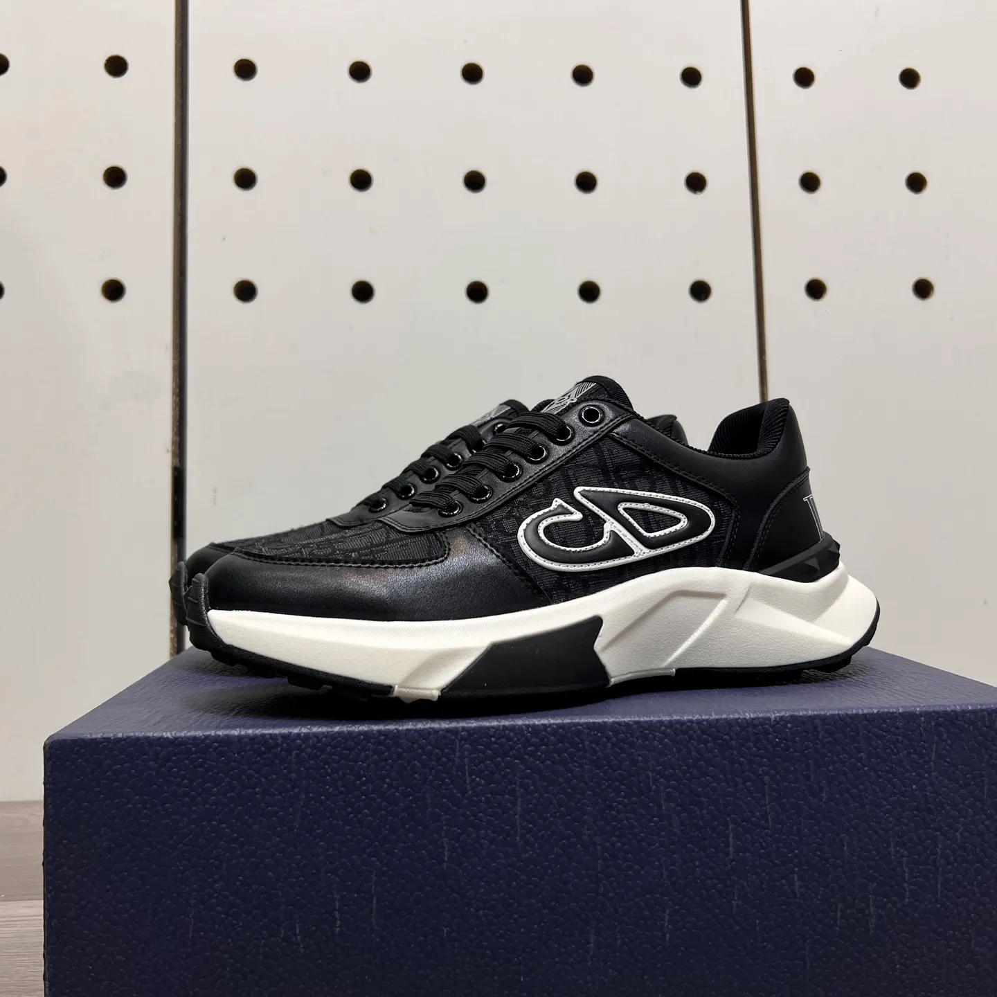 Factory price: 438💰Dior original quality.~ Unique modern style sneakers. 🏃A must-have casual shoe for trendy men😍😍 Imported cowhide fabric, sheepskin foot pads (refuse to discolor and grind feet) soles: Original soles specially provided by the original factory, French lazy style design ⚠️Fit to the feet, original quality, super comfortable original soles. Just like shooting the real thing 🎬The real thing is better, high-quality sneakers, size: 38-44 (45 and 46 can be customized)